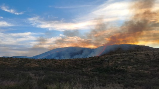 Se desató un incendio en La Calera: bomberos trabajan en la zona