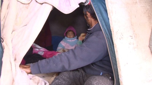 Quedaron en la calle con su bebé y piden ayuda para terminar una construcción