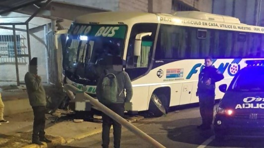 Un colectivo choca contra un poste tras perder una rueda en Córdoba capital
