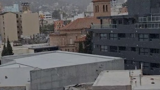 Llegó la nieve a Córdoba y aparecieron algunos copos en la capital