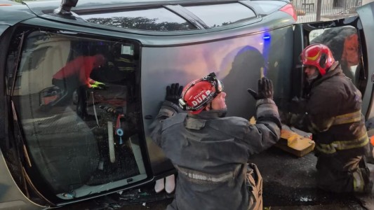 Volcó con el auto y tuvo que ser rescatada por los Bomberos