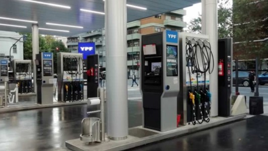Aumenta 3,5% la nafta y el gasoil en YPF: en qué horario será más barato cargar combustible