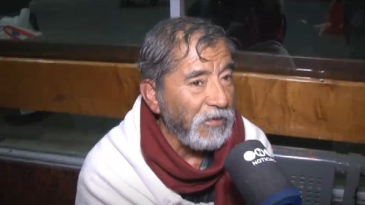 Personas en situación de calle se resguardan del frío en la terminal