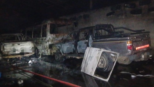 Un incendio destruyó siete vehículos de un galpón municipal en La Cumbrecita