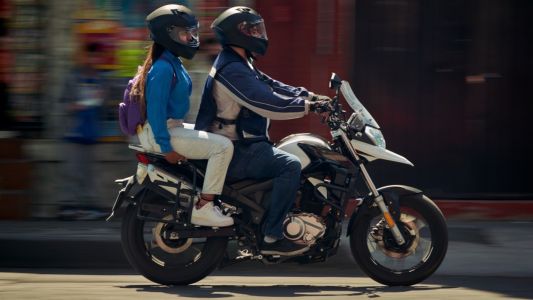 Crecen los viajes en moto por apps, pero no están regulados por la Municipalidad