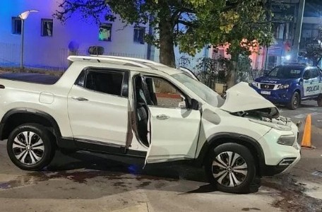Choque en barrio Juniors: una camioneta terminó incrustada contra una marisquería