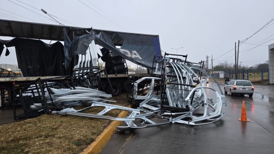 Bajo la lluvia, un camión esquivó a un ciclista, impactó contra un poste y volcó