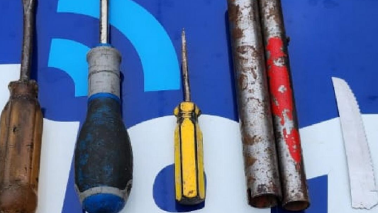 Detienen a un hombre por agredir a un motociclista con un tubo y un cuchillo