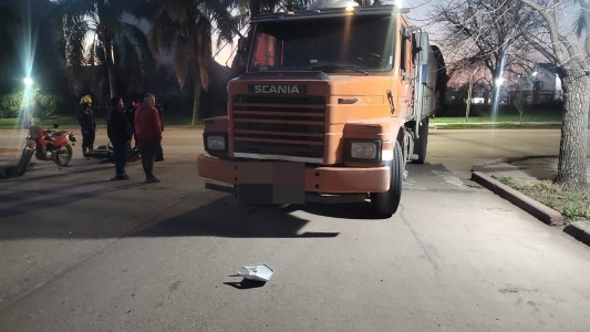 Murió un adolescente tras chocar su moto contra un camión