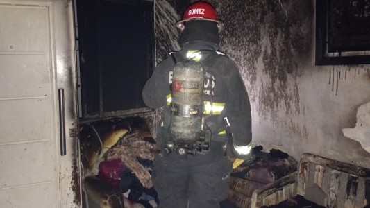 Una vela provocó un incendio en una casa de Córdoba: dos menores internados