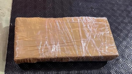 Monte Cristo: en un allanamiento por robo, secuestraron un “ladrillo” de marihuana y varios celulares