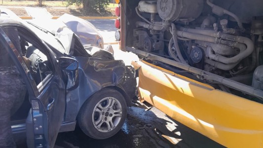 Un joven sufrió un traumatismo de cráneo tras chocar su auto contra un colectivo