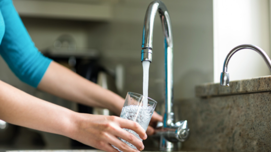 Avanza la privatización de AySA: habilitan venta de acciones y cortes del servicio por falta de pago