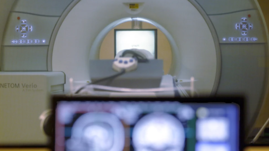 Un hombre murió atrapado por un resonador magnético: "Me saludó con la mano", contó su esposa