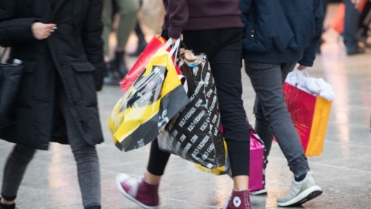 Impulsado por la baja inflación, el consumo creció 4% y acumula seis meses de suba