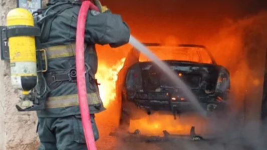 Incendio en un garaje de Villa El Libertador: un auto quedó destruido