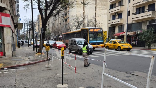Corte total en una calle de Córdoba afecta a cinco líneas de colectivos: cómo son los desvíos