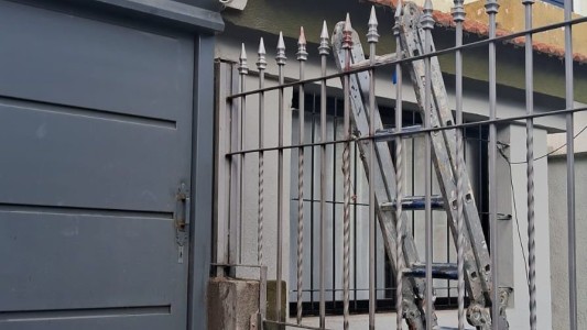 Quedó incrustado en una reja mientras arreglaba un techo