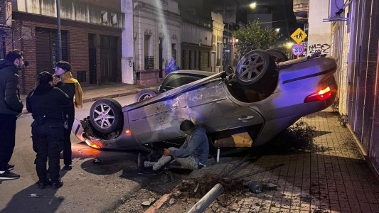 Impactante siniestro en Alberdi: dos autos chocaron y uno terminó dado vuelta