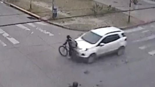 Video: una ciclista fue atropellada por una camioneta en Córdoba