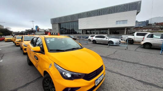 Taxistas y remiseros protestan en Córdoba contra la regulación de aplicaciones de transporte