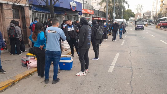 Caravana de los hinchas de Belgrano rumbo a Rosario para el partido por Copa Argentina
