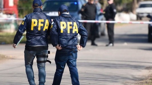 Un adolescente con antecedentes delictivos fue hallado sin vida en una vivienda: se secuestró un vehículo sustraído recientemente