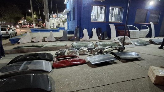 Barrio Yofre Norte: detuvieron a tres hombres que circulaban en un camión cargado de autopartes