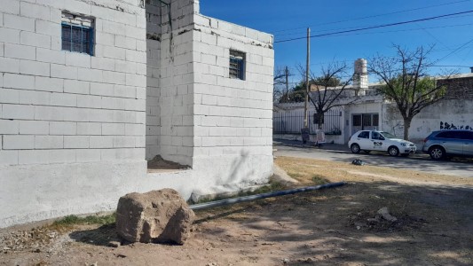 Insólito: robaron un mástil de 5 metros, se lo llevaron a pie y terminaron detenidos