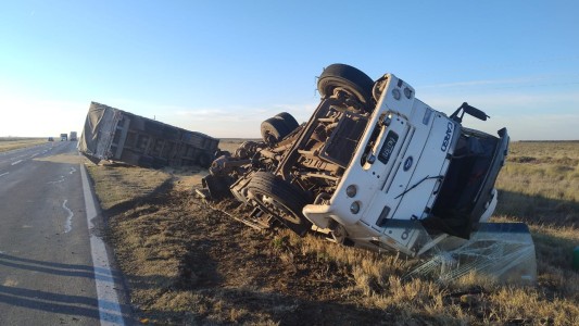 Volcó un camión de soja en el sur de Córdoba y el conductor murió en el acto