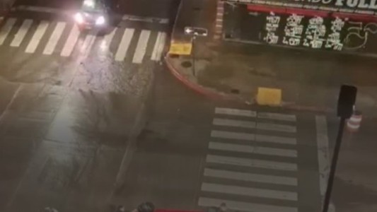 Solidaridad en el centro: vecinos colaboraron para reacomodar un auto luego de un siniestro