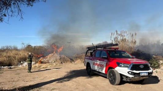 Bomberos y Defensa Civil combaten incendios en basurales clandestinos