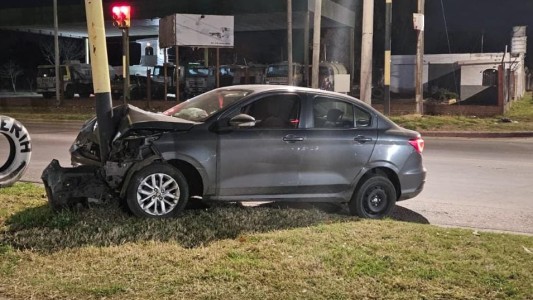Video: escapaban en un auto robado, chocaron contra un semáforo y los detuvieron