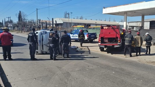 Chocó con el camión, volcó y el conductor quedó atrapado en el habitáculo