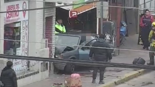 Perdió el control de su auto y chocó contra un comercio: dos heridos