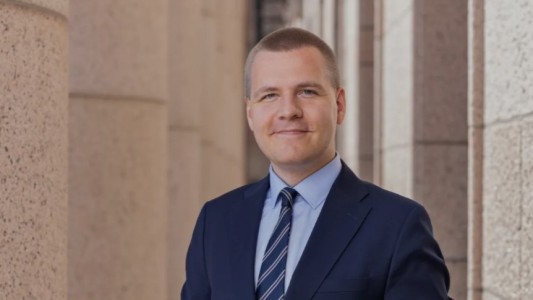 Conmoción en el Parlamento de Finlandia: un diputado de 30 años murió en su oficina