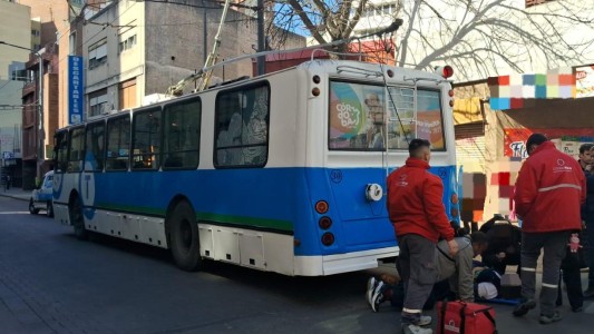 Una conductora de trolebús fue atropellada por un auto