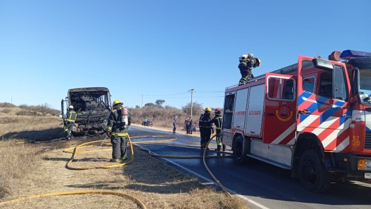 Un colectivo se prendió fuego en Falda del Carmen