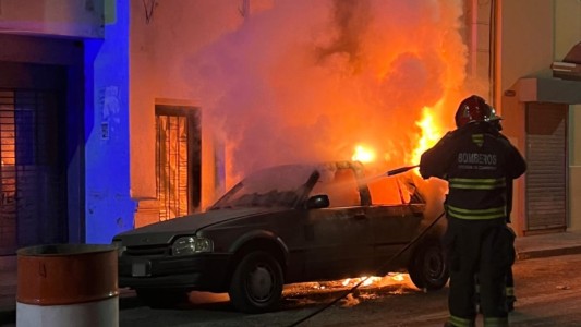 Detuvieron a un hombre que prendió fuego un auto e intentó incendiar otros en Alberdi