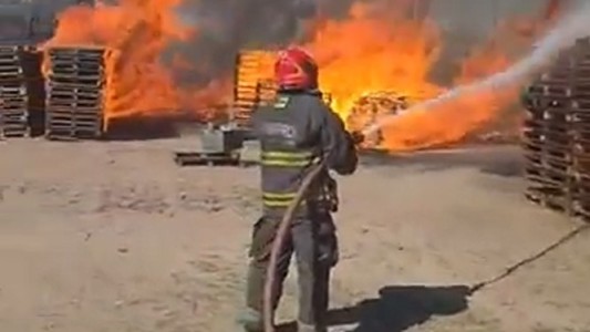 Bomberos combaten un incendio en un depósito de tarimas