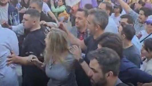 Caravana del Gobierno en Corrientes: cierre de campaña con tensión y empujones