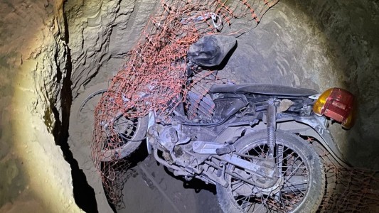 Puede salir mal: intentó ayudar a un hombre que cayó en un pozo y terminó dentro