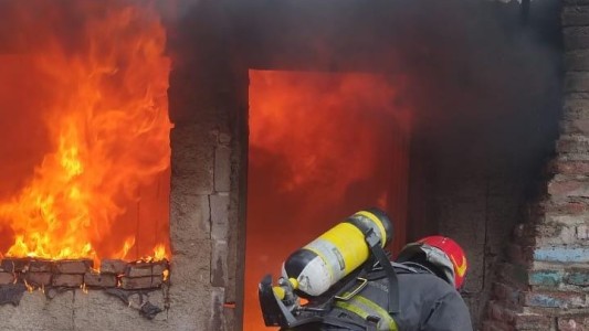 Bomberos sofocaron un incendio en barrio Villa Las Chapas: no hubo heridos