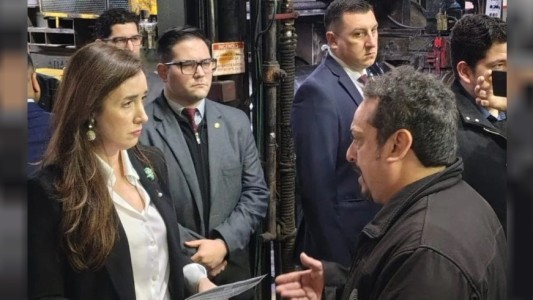 Tenso momento de Victoria Villarruel en una fábrica de neumáticos