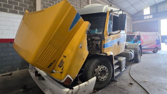 Hombre resulta gravemente lesionado al quedar atrapado en camión