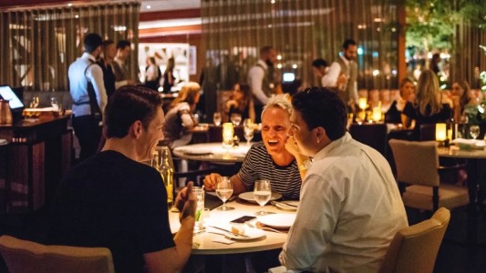 Restaurantes ajustan sus propuestas frente a la caída del consumo gastronómico