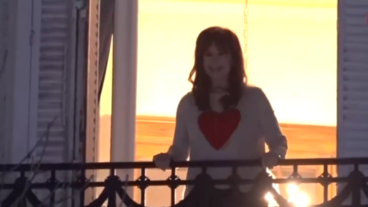 "Salí de la burbuja, hermano": Cristina bailó por el triunfo en Buenos Aires y tuiteó contra Milei, su hermana y Caputo