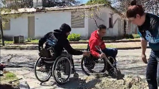 Hartos de que no les hagan rampas, las construyeron ellos mismos