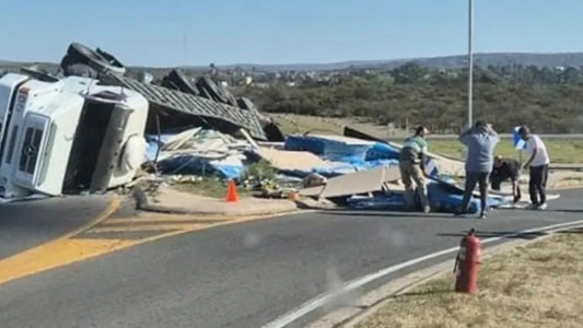 Volcó un camión en Achiras: el conductor fue derivado al Hospital de Río Cuarto