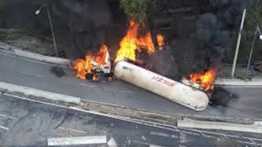 Vuelco de un camión de gas en Ciudad de México dejó 57 heridos